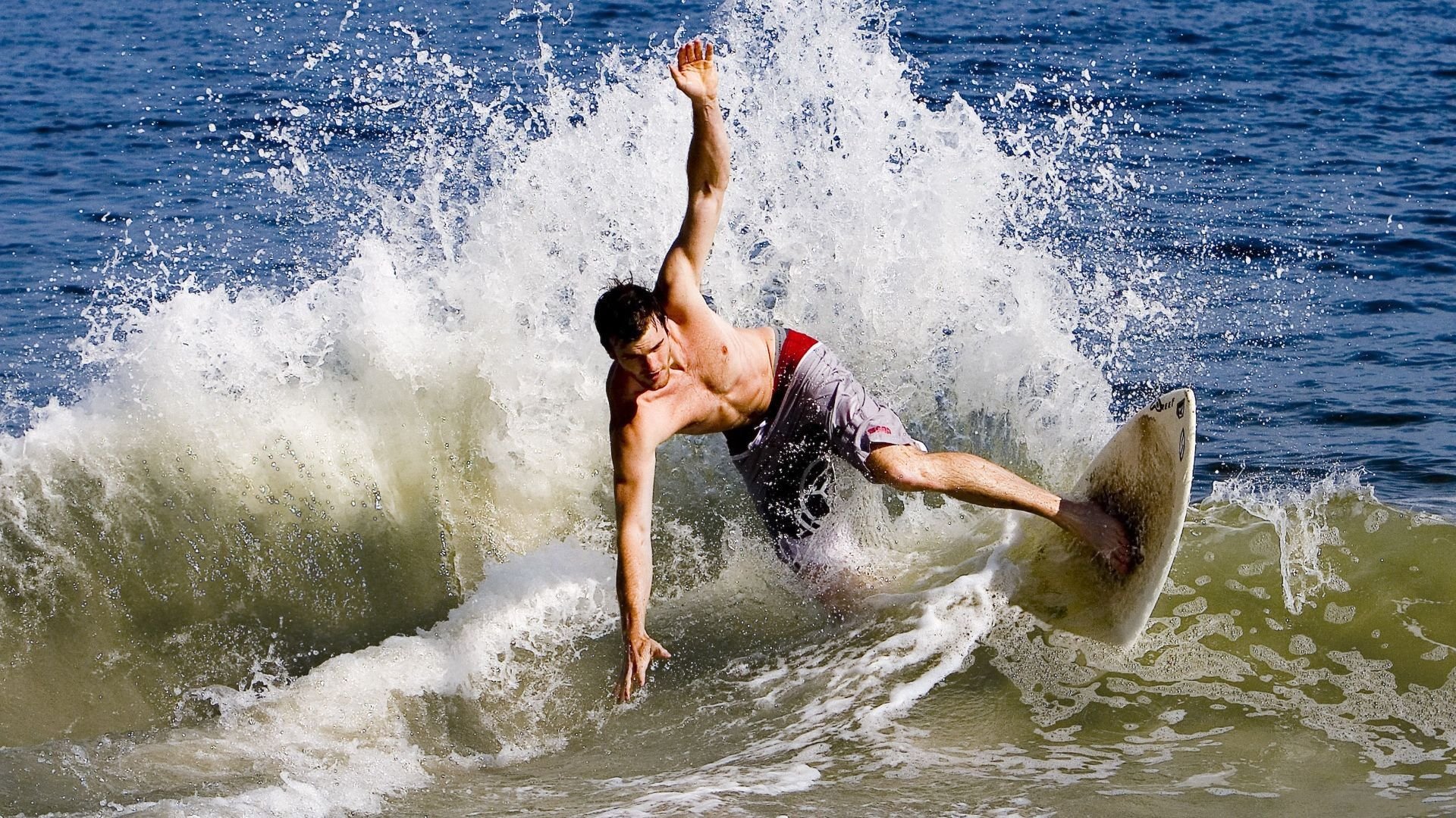 费德勒重返赛场，防守犀利引爆SKT观众激情