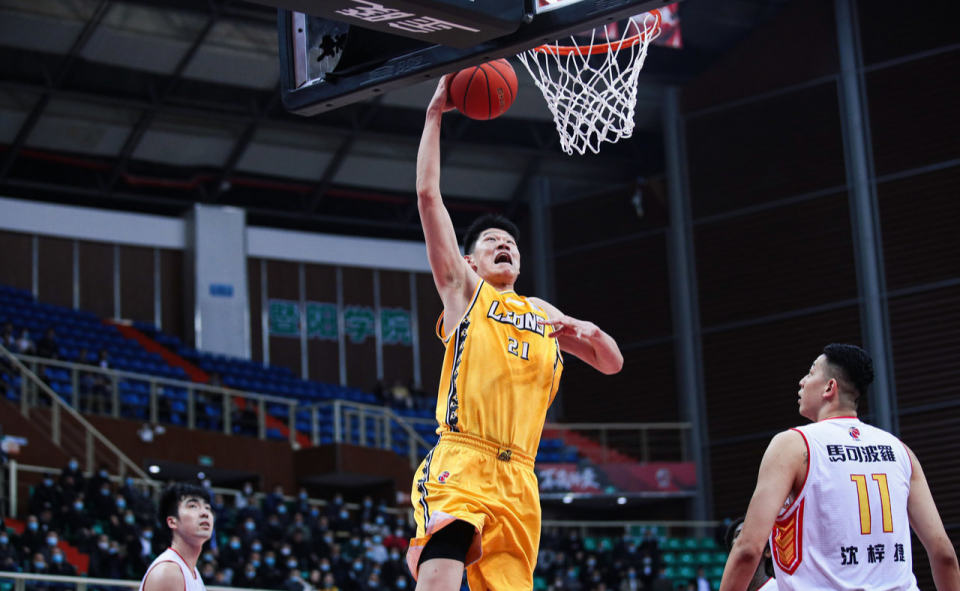 达拉斯独行侠半决赛小胜洛杉矶快船，孙铭徽砍下35记关键球，全场沸腾(快船与独行侠比赛回放)